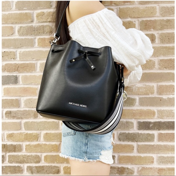 Michael Kors Handbags - Michael Kors Eden Medium Bucket Bag Shoulder Tote